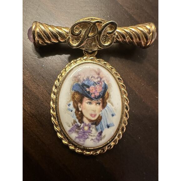 Avon Presidents Club Cameo Porcelain Portrait Brooch Pin PC Goldtone Dangle - Picture 1 of 6